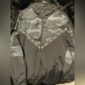 Mens RVCA Windbreaker, black and Camo Size Medium